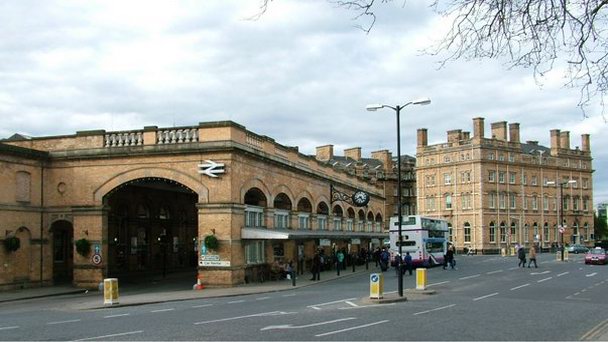 Железнодорожный вокзал Йорка в Англии Железнодорожный вокзал Йорка в Англии