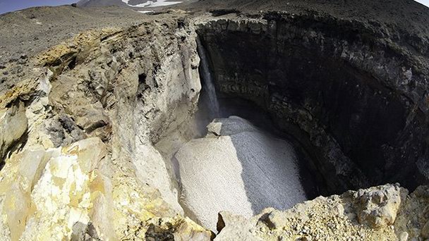 Опасный водопад на Камчатке Опасный водопад на Камчатке