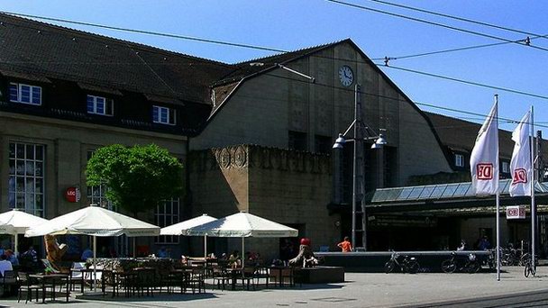 Главный вокзал Карлсруэ в Баден-Вюртемберге Главный вокзал Карлсруэ в Баден-Вюртемберге