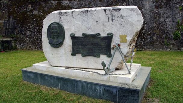 Памятник адмиралу Ушакову Памятник адмиралу Ушакову