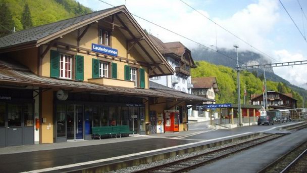 Вокзал Лаутербруннен округа Интерлакен в Бернских Альпах Вокзал Лаутербруннен округа Интерлакен в Бернских Альпах