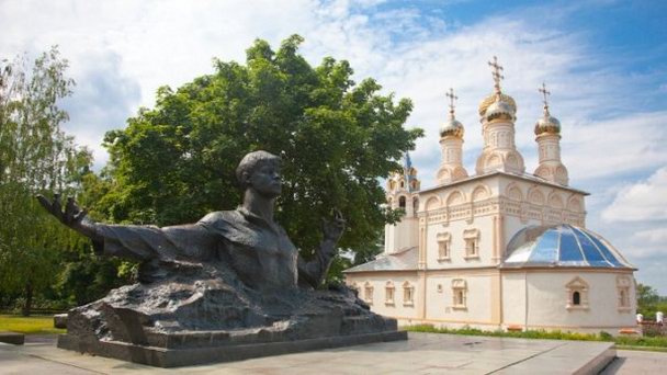 Памятник С. Есенину на набережной Памятник С. Есенину на набережной