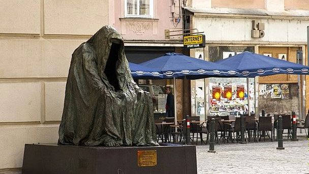 Скульптура «Плащ совести» Скульптура «Плащ совести»