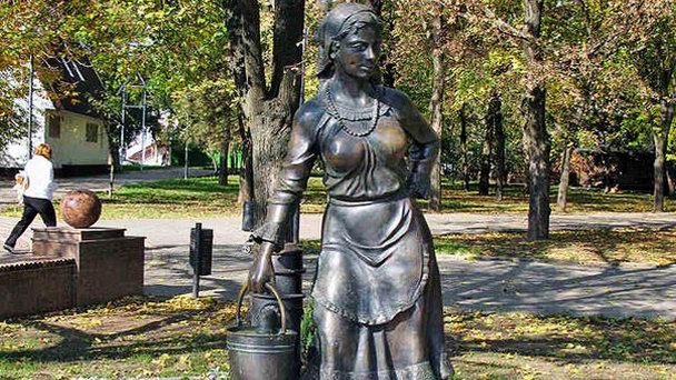 Женщина с ведром - Памятник ростовскому водопроводу Женщина с ведром - Памятник ростовскому водопроводу