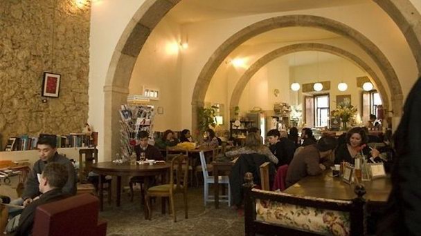 Кафе Pois в Лиссабоне Кафе Pois в Лиссабоне