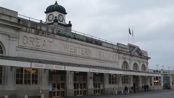Центральный железнодорожный вокзал Кардиффа в Уэльсе Центральный железнодорожный вокзал Кардиффа в Уэльсе
