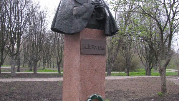 Памятник Н.В. Гоголю Памятник Н.В. Гоголю