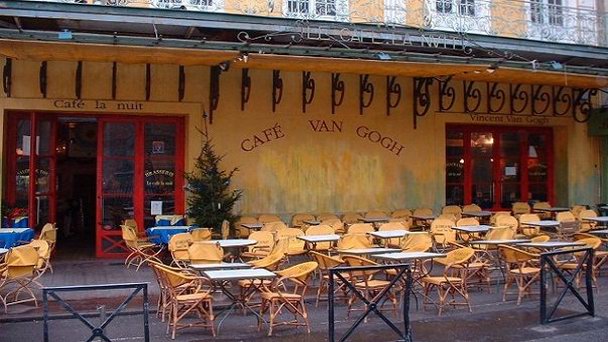 «Ночная терраса кафе» в Арле в Прованс-Альпы «Ночная терраса кафе» в Арле в Прованс-Альпы