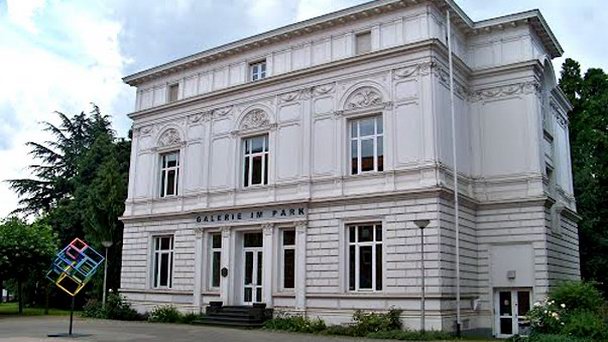 Городская Галерея в парке Фирзена в Дюссельдорфе Городская Галерея в парке Фирзена в Дюссельдорфе