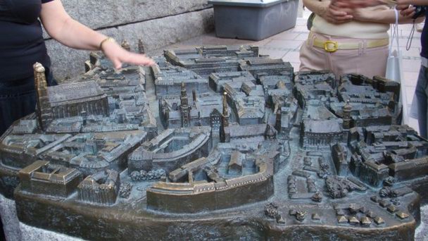 Бронзовый макет старой части города в Мюнхене Бронзовый макет старой части города в Мюнхене