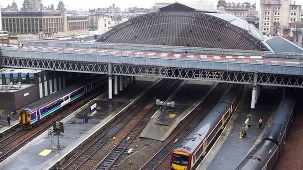 Железнодорожный вокзал Квин-стрит в Глазго в Шотландии Железнодорожный вокзал Квин-стрит в Глазго в Шотландии