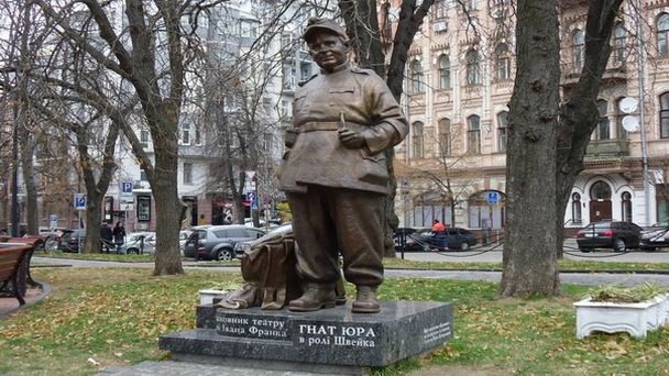 Памятник основателю театра имени Франко артисту Гнату Юре Памятник основателю театра имени Франко артисту Гнату Юре