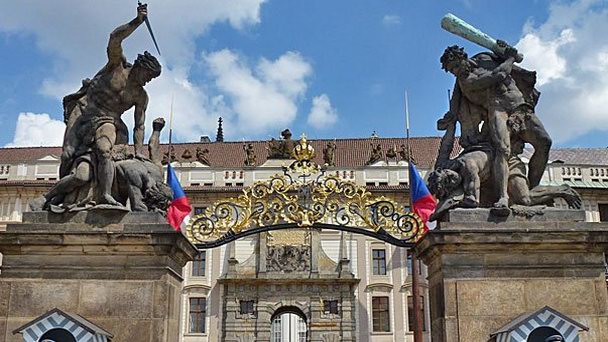 Скульптура Сражающиеся гиганты Скульптура Сражающиеся гиганты