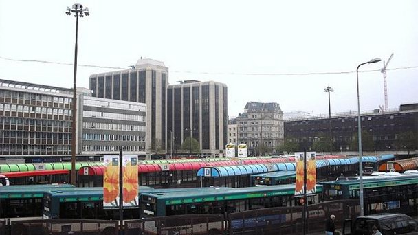 Центральный автовокзал Кардиффа в Уэльсе Центральный автовокзал Кардиффа в Уэльсе