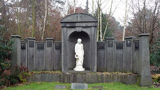 Парк-кладбище Ольсдорферфридхоф в Гамбурге Парк-кладбище Ольсдорферфридхоф в Гамбурге