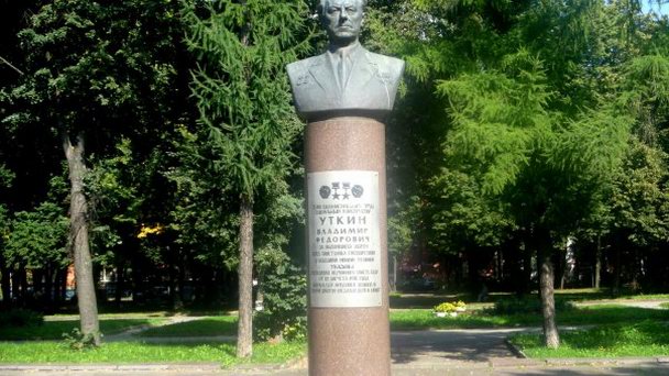 Памятник Уткину Памятник Уткину