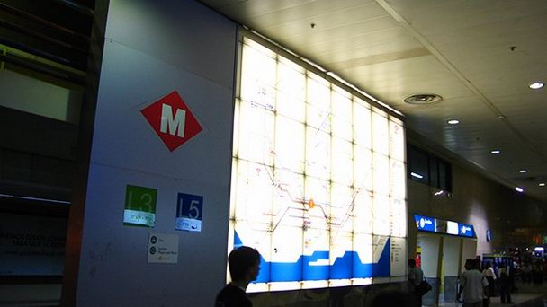 Станция метро Сантс Эстасио в Барселоне Станция метро Сантс Эстасио в Барселоне