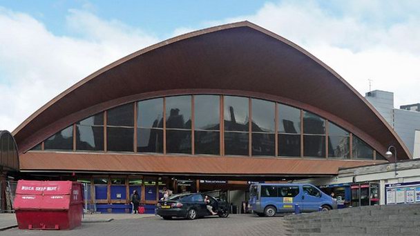 Железнодорожный вокзал на Oxford Road в Англии Железнодорожный вокзал на Oxford Road в Англии