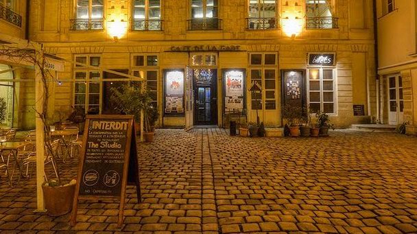 Экспериментальный кафе-театр Кафе де ля Гар в Париже Экспериментальный кафе-театр Кафе де ля Гар в Париже