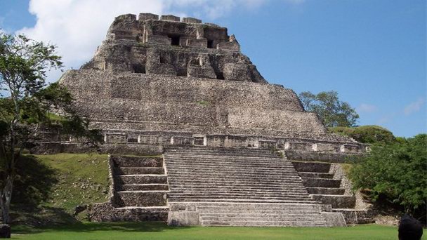 Руины Шунантунич в Сан-Игнасио Руины Шунантунич в Сан-Игнасио