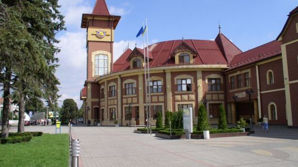 Здание железнодорожного вокзала в Ужгороде Здание железнодорожного вокзала в Ужгороде