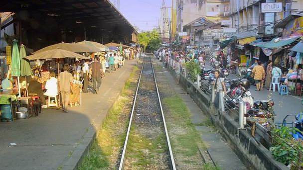 Район станции наземного метро Вонгвиан Яй в Бангкоке Район станции наземного метро Вонгвиан Яй в Бангкоке