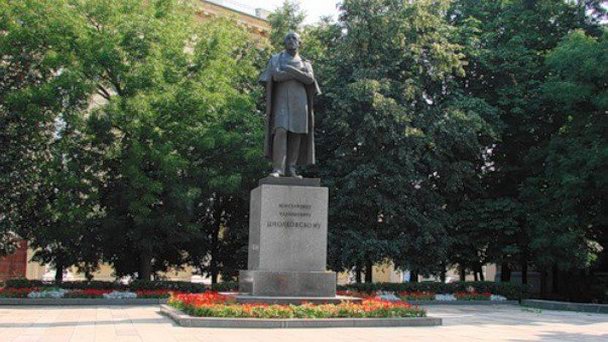 Памятник К.Э. Циолковскому в Рязани Памятник К.Э. Циолковскому в Рязани