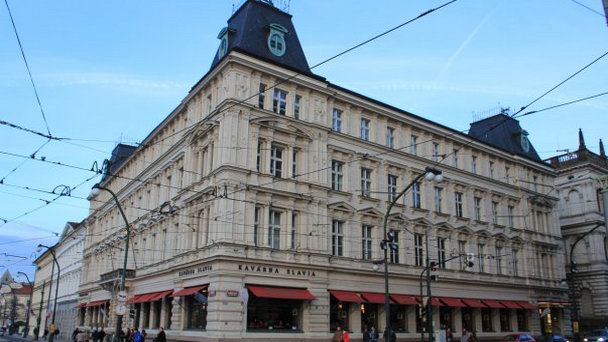 Кафе Kavarna Slavia в Праге Кафе Kavarna Slavia в Праге