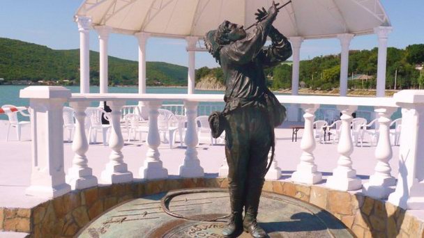 Памятник Л.Утёсову на набережной Абрау-Дюрсо в Краснодарском крае Памятник Л.Утёсову на набережной Абрау-Дюрсо в Краснодарском крае