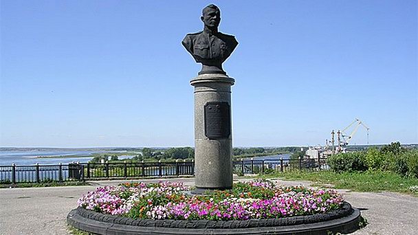 Памятник дважды Герою Советского Союза А.В. Ворожейкину Памятник дважды Герою Советского Союза А.В. Ворожейкину