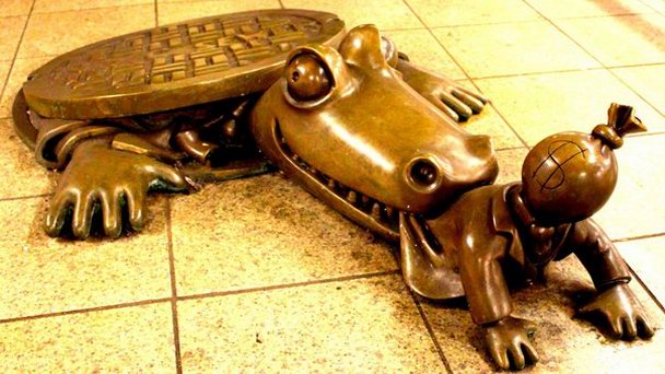 «Крокодил глотающий капиталиста» в Нью-Йорке «Крокодил глотающий капиталиста» в Нью-Йорке