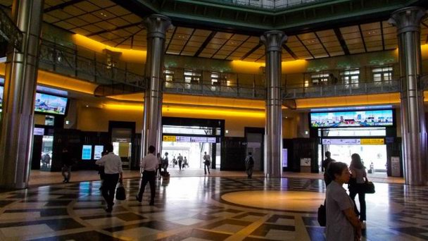 Железнодорожный вокзал в Токио Железнодорожный вокзал в Токио