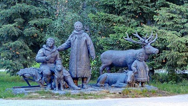 Памятник Семья ханты на привале Памятник Семья ханты на привале