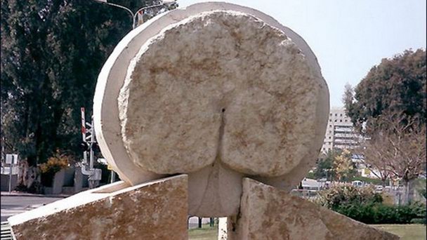 Памятник попе в Реховоте Памятник попе в Реховоте